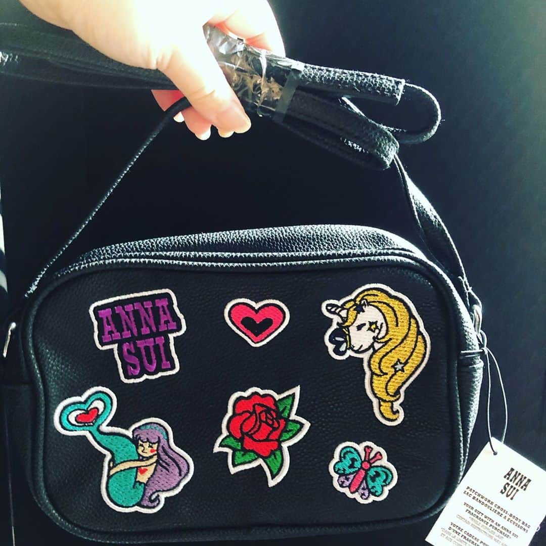 のインスタグラム：「鞄は大きくないとダメだった私が最近ショルダー欲しいと思ったけど、でも買った事ないから、勇気出して買っても本当に使うかわからなくてとか考えていたら買い損ねてた矢先、ANNA SUIのショルダーを頂きました♡  #av #風俗嬢 #熟女 #ショルダーバッグ #annasui #ありがとうございます😊」