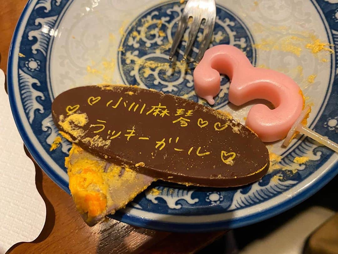 小川麻琴さんのインスタグラム写真 - (小川麻琴Instagram)「日付けが変わり33歳になりました😌  実は今日、31日のイベントの打ち合わせでMK CAFEに行ったのですが  打ち合わせ終わりで、まさかの大好きなMKチームが誕生日のお祝いをしてくれました😭💕  私の大好きな南瓜のケーキまでサプライズで用意してくれていて、、  こんな風に気持ちを向けてくれる仲間に恵まれて、私は本当に幸せものです😢💕  33歳、幸せなスタート。  新たな歳も、大切な仲間達と沢山の笑顔を生み出していけたらいいなぁ🌈✨  #サプライズバースデー  #ありがとう #幸せだなぁ  #mkcafe #出逢ってくれてありがとう」10月29日 0時53分 - 1029_makoto