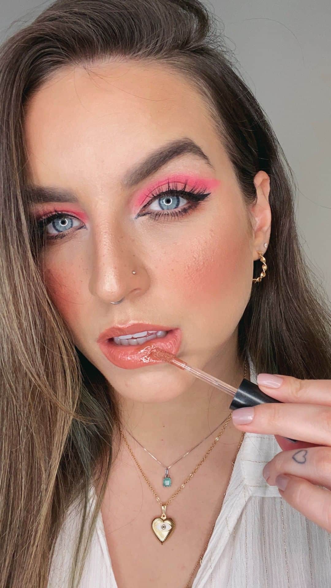 Bruna Unzuetaのインスタグラム：「ALOOO, tem alguém ai? Dando start nessa série que estou suuuper empolgada! Esse vídeo foi o piloto, então já aproveitem pra dar o feedback de vocês, quero melhorar bastante :) E ahhhh, já quero vcs reproduzindo essa make comigo, ok?」