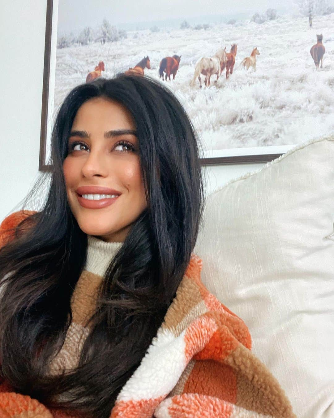 Sazan Hendrixさんのインスタグラム写真 - (Sazan HendrixInstagram)「*puts on chunky sweater* aka every Texan when the temperature drops below 60! 🧡⛄️🤗 #donthate #itsinthe40srightnow #finallyfall」10月29日 0時55分 - sazan