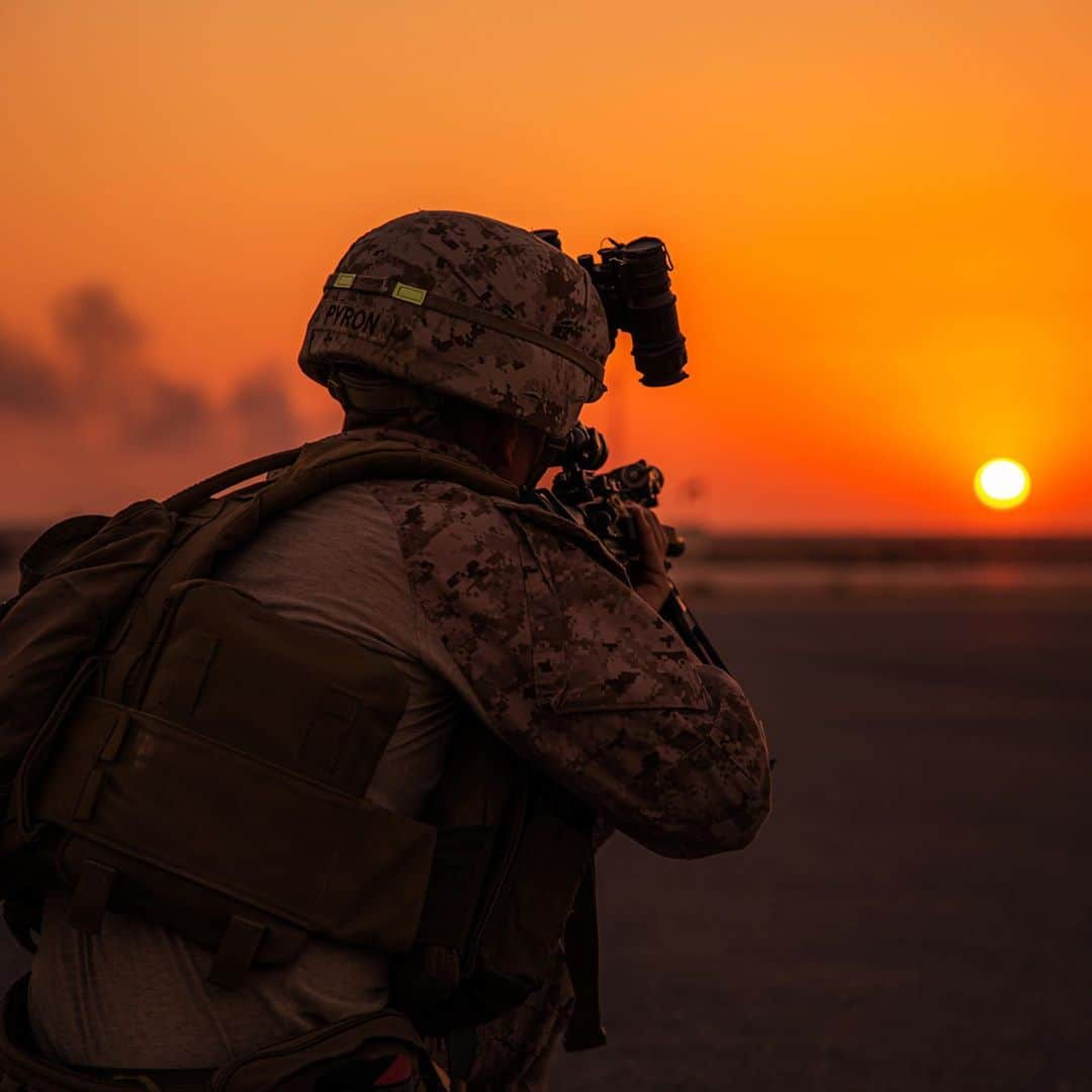 アメリカ海兵隊さんのインスタグラム写真 - (アメリカ海兵隊Instagram)「Into The Sun  A Marine assigned to the Special Purpose Marine-Air Ground Task Force — Crisis Response — Central Command, @i_mef_marines, sets security during aerial embarkation drills in Kuwait.   The SPMAGTF-CR-CC is prepared to deploy a variety of capabilities across @uscentcom. (U.S. Marine Corps photo by Lance Cpl. Andrew Skiver)  #USMC #Marines #Military #SPMAGTF」10月29日 0時55分 - marines