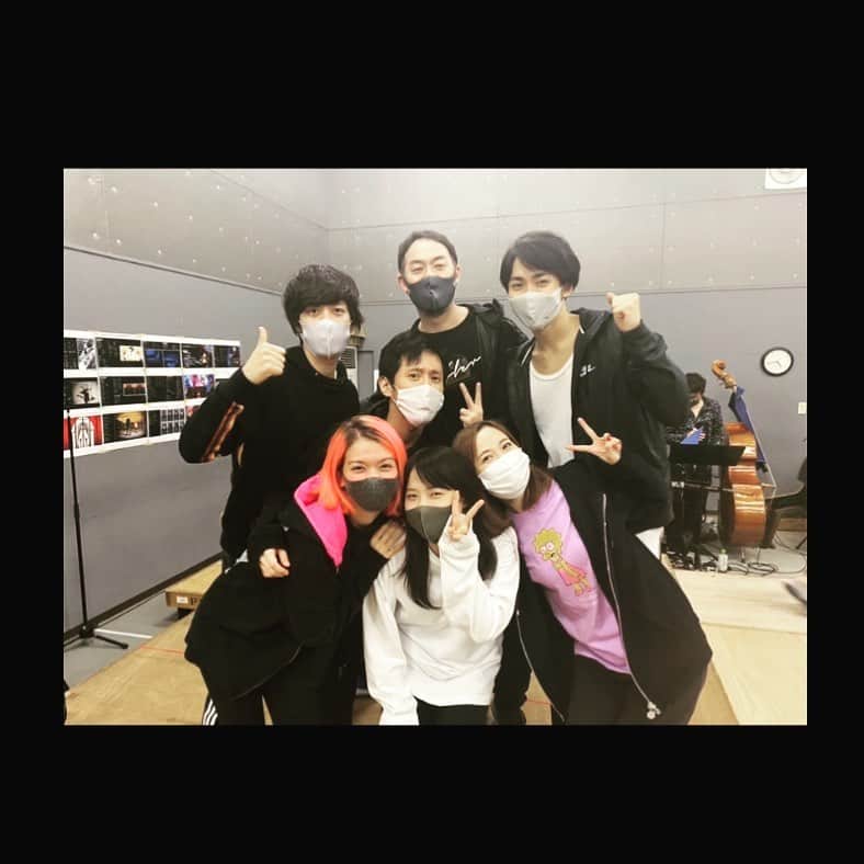 ダンドイ舞莉花のインスタグラム：「最後の通し稽古でした💁‍♀️  私達、日に日にパワーアップしてる！！！  と思う🤣  素晴らしい仲間達と作り上げていくこの作品。  歌って歌って歌いまくったら一瞬で終わっちゃうー！  すべての瞬間を大切に😌  #成河 #鞘師里保 #水田航生 #実咲凜音  #内海啓貴 #ダンドイ舞莉花 #福井晶一  #35mm #35mmamusicalexhibition #musical #theatre #tokyo #japan #赤坂actシアター」