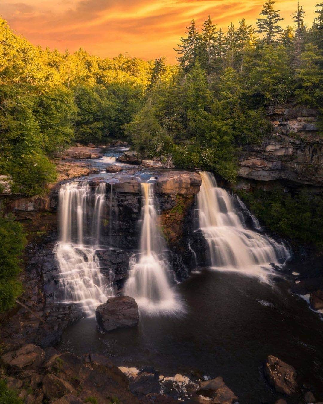 Visit The USAさんのインスタグラム写真 - (Visit The USAInstagram)「"I decided to take a road trip to visit West Virginia. It is truly an underrated beauty!" Blackwater Falls State Park in West Virginia is named after the beautiful 17 meter waterfall. There are many scenic viewpoints around the park to catch these views of the falls! #VisitTheUSA 📸 : @wanderinginsearchof」10月29日 1時00分 - visittheusa