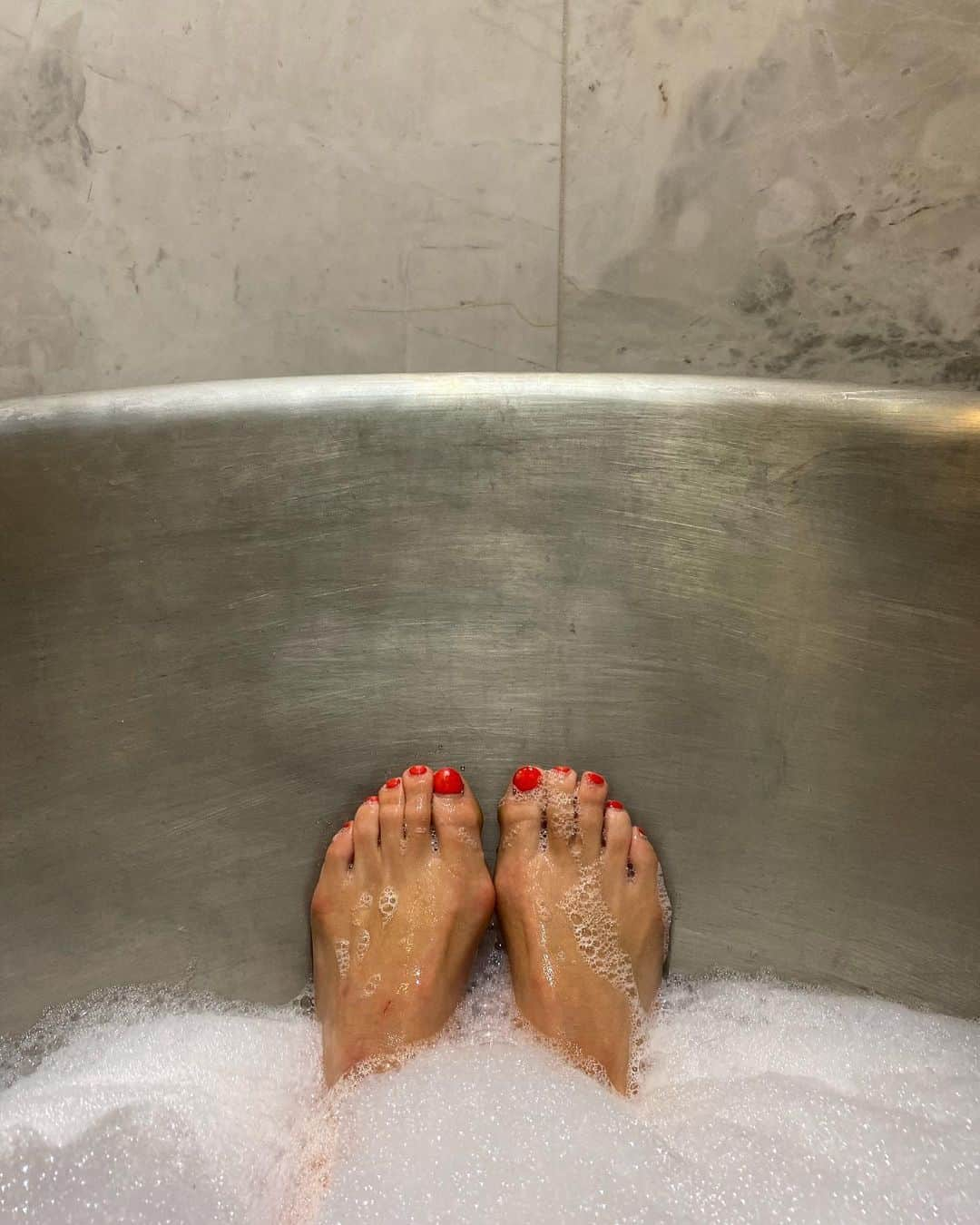 ヘレン・スケルトンさんのインスタグラム写真 - (ヘレン・スケルトンInstagram)「Hibernation season ...... I get five mins in here alone before the little people get in and play .... how quickly can we empty the bath. (Yes that is a bunion. I like heels and i can not lie). Tiles.... @ca_pietra_ bath @bcdesignsuk kindly both have me a pr discount. #bath #tinbath #homedecor #homesweethome #bathroomdesign #bathroomdecor #grateful #renovation #metime #asif #discount」10月29日 1時02分 - helenskelton