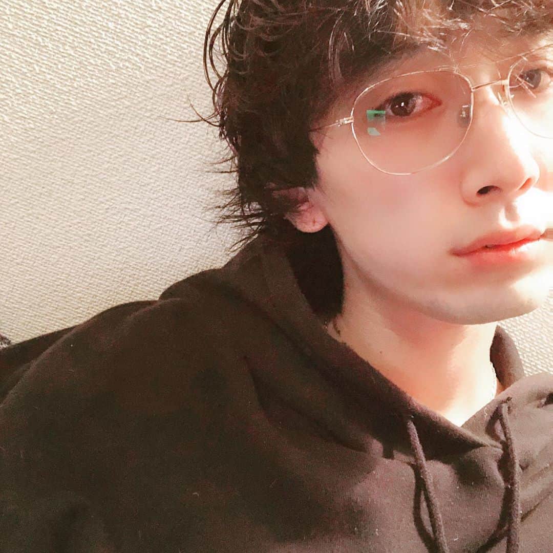 加藤 聖也のインスタグラム：「. 髪を伸ばしてるとこです😶 #hair #hairstyle #fashion #目指せウルフ #はやく伸びろ襟足」