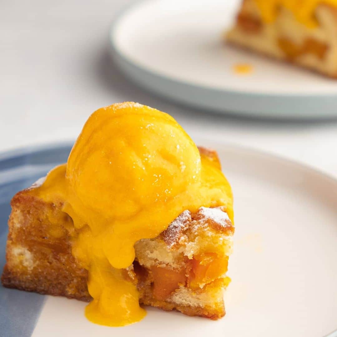 オリガ・ノスコワのインスタグラム：「I bet this year has been quite different, and I want to help make your Thanksgiving special.   This Day, I would love for you to try my new recipe for pumpkin pie with ice cream!🥮   In the coming days, I will post this recipe on my website for the first time. It will be very easy for you to recreate. This will be my little gift to you and your loved ones on this special day!   May we all have many things to be grateful for🧡 . В ближайшие дни впервые выложу на сайт рецепт тыквенного пирога и мороженого🥮 Повторить будет очень легко. . P.s. УФА, к пятнице и к выходному 4.11 будут в продаже наборы четвертинок тортов. По поводу заказа писать в whatsapp/direct😉」