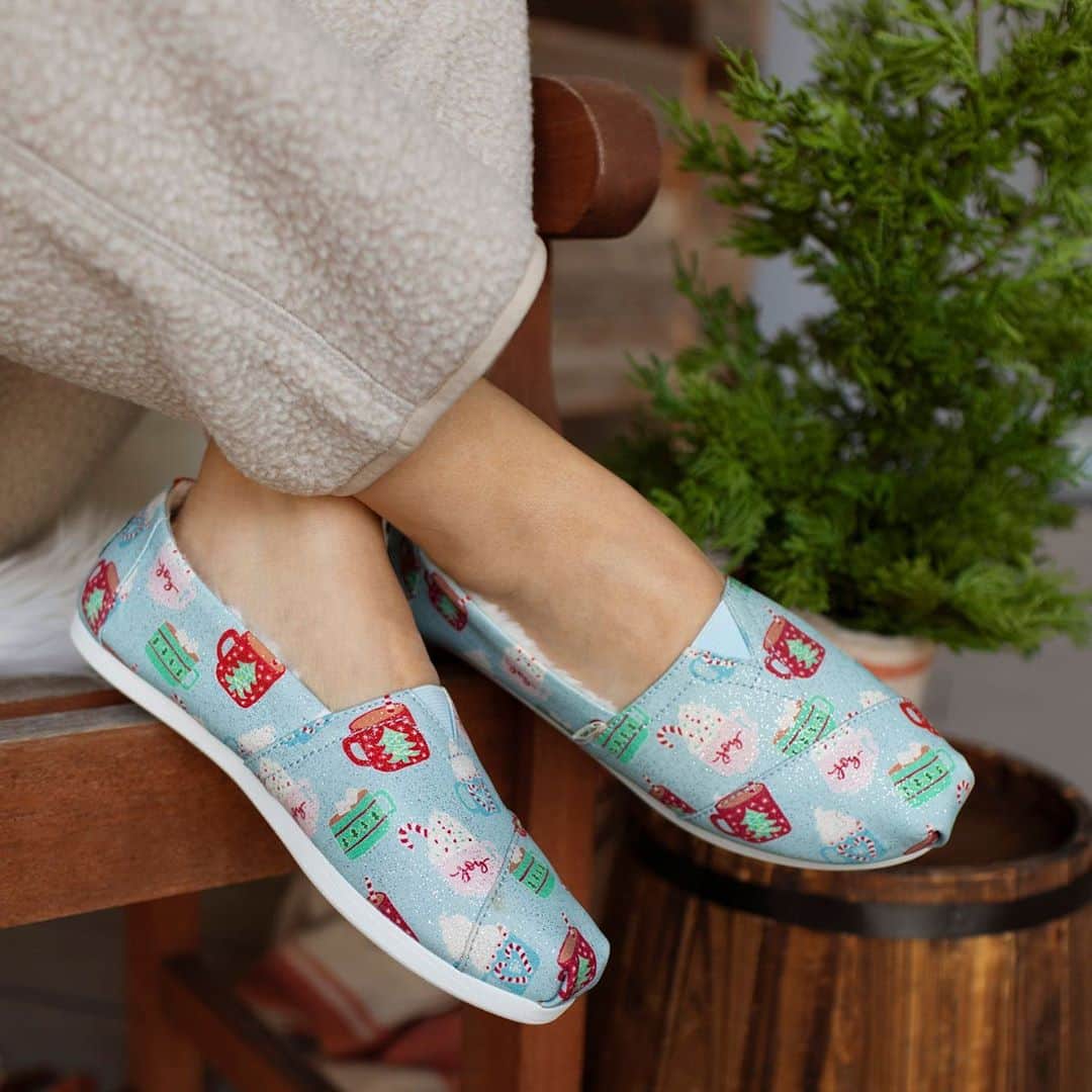トムズシューズのインスタグラム：「Treat yourself to limited-edition Alpargatas with faux fur lining and a heavy helping of glitter. Plus, every purchase has a positive impact—our own not-so-secret ingredient.⁠⠀」