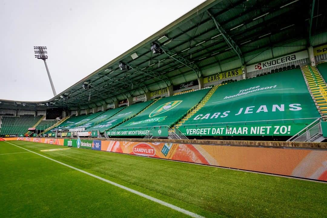 ADOデン・ハーグさんのインスタグラム写真 - (ADOデン・ハーグInstagram)「🏟 De lege vakken zijn bedekt met doeken, met daarop bekende ADO Den Haag-kreten en de namen van partners 💛💚  #OnzeTrots #ADOspa」10月29日 1時18分 - adodenhaag