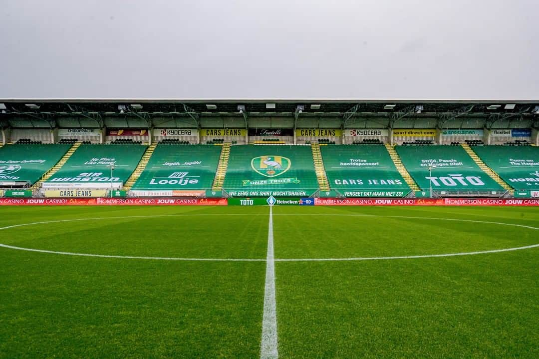 ADOデン・ハーグさんのインスタグラム写真 - (ADOデン・ハーグInstagram)「🏟 De lege vakken zijn bedekt met doeken, met daarop bekende ADO Den Haag-kreten en de namen van partners 💛💚  #OnzeTrots #ADOspa」10月29日 1時18分 - adodenhaag