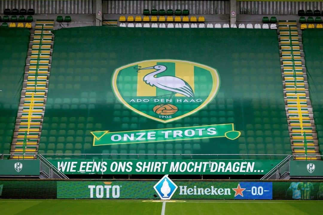 ADOデン・ハーグさんのインスタグラム写真 - (ADOデン・ハーグInstagram)「🏟 De lege vakken zijn bedekt met doeken, met daarop bekende ADO Den Haag-kreten en de namen van partners 💛💚  #OnzeTrots #ADOspa」10月29日 1時18分 - adodenhaag