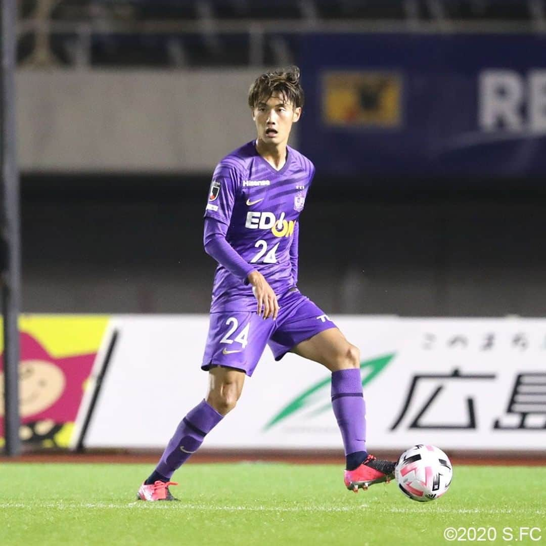 サンフレッチェ広島さんのインスタグラム写真 - (サンフレッチェ広島Instagram)「. ⚽️明治安田生命J1リーグ第32節　試合結果⚽️ サンフレッチェ広島　3-1　横浜F・マリノス 前半：1-0 後半：2-1 【得点者（広島のみ）】レアンドロ・ペレイラ選手、オウンゴール、永井龍  序盤は相手にペースを握られながらも、レアンドロ・ペレイラ選手の先制点で流れをつかみ、3得点を挙げて勝利🙌  平日ナイトゲームながらも、熱い応援ありがとうございました🙇  #レアンドロペレイラ 選手 #浅野雄也 選手 #青山敏弘 選手 #エゼキエウ 選手 #東俊希 選手 #野上結貴 選手 #永井龍 選手 #城福浩 監督 #sanfrecce #積攻」10月29日 1時18分 - sanfrecce.official