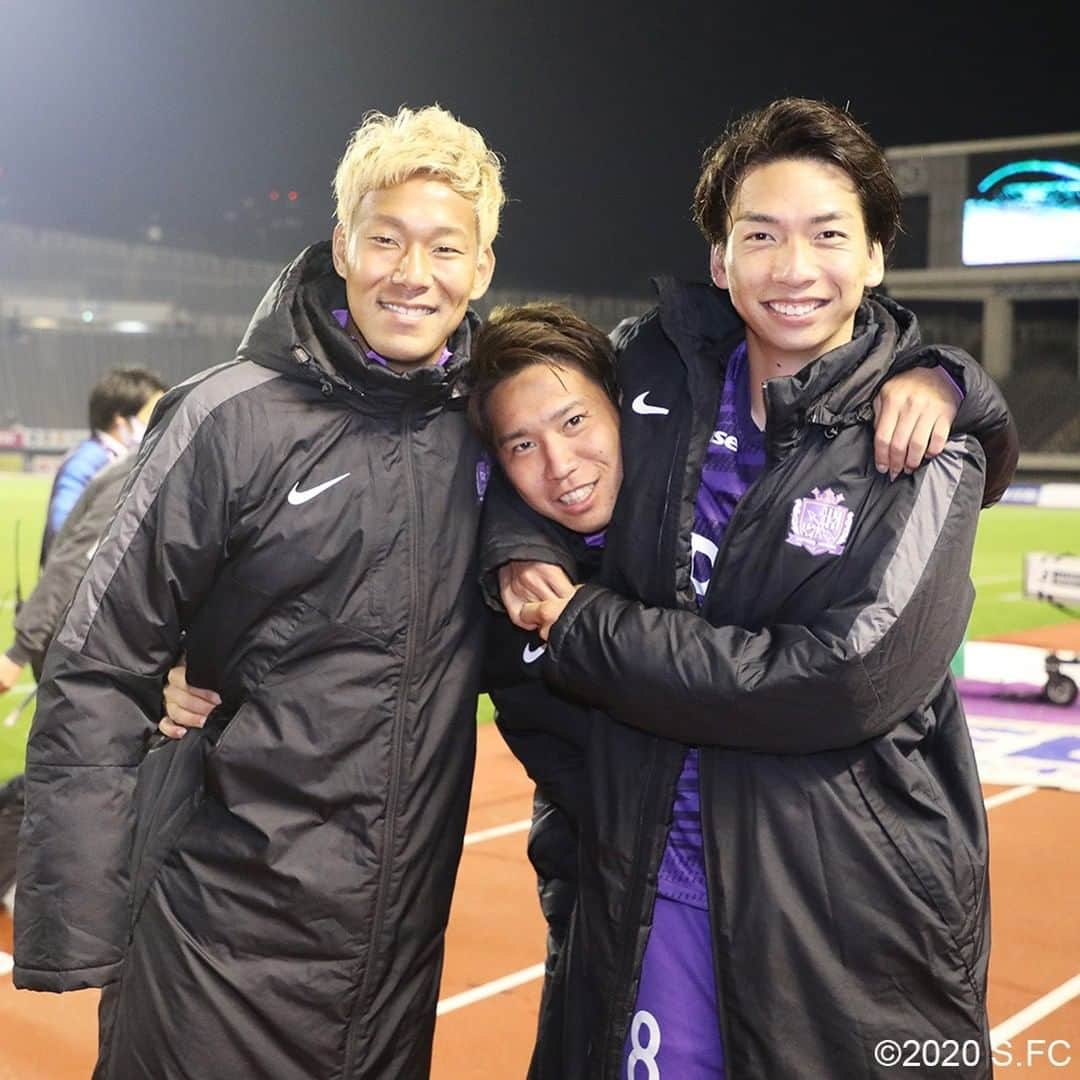 サンフレッチェ広島さんのインスタグラム写真 - (サンフレッチェ広島Instagram)「. ⚽️明治安田生命J1リーグ第32節　試合結果⚽️ サンフレッチェ広島　3-1　横浜F・マリノス 前半：1-0 後半：2-1 【得点者（広島のみ）】レアンドロ・ペレイラ選手、オウンゴール、永井龍  序盤は相手にペースを握られながらも、レアンドロ・ペレイラ選手の先制点で流れをつかみ、3得点を挙げて勝利🙌  平日ナイトゲームながらも、熱い応援ありがとうございました🙇  #レアンドロペレイラ 選手 #浅野雄也 選手 #青山敏弘 選手 #エゼキエウ 選手 #東俊希 選手 #野上結貴 選手 #永井龍 選手 #城福浩 監督 #sanfrecce #積攻」10月29日 1時18分 - sanfrecce.official