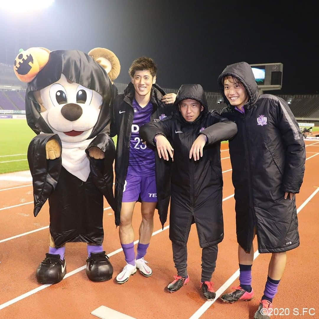 サンフレッチェ広島さんのインスタグラム写真 - (サンフレッチェ広島Instagram)「. ⚽️明治安田生命J1リーグ第32節　試合結果⚽️ サンフレッチェ広島　3-1　横浜F・マリノス 前半：1-0 後半：2-1 【得点者（広島のみ）】レアンドロ・ペレイラ選手、オウンゴール、永井龍  序盤は相手にペースを握られながらも、レアンドロ・ペレイラ選手の先制点で流れをつかみ、3得点を挙げて勝利🙌  平日ナイトゲームながらも、熱い応援ありがとうございました🙇  #レアンドロペレイラ 選手 #浅野雄也 選手 #青山敏弘 選手 #エゼキエウ 選手 #東俊希 選手 #野上結貴 選手 #永井龍 選手 #城福浩 監督 #sanfrecce #積攻」10月29日 1時18分 - sanfrecce.official