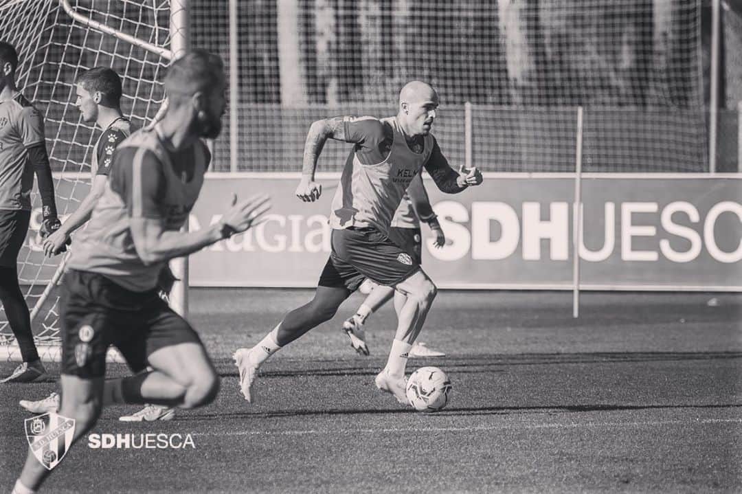 サンドロ・ラミレスのインスタグラム：「3️⃣ días para el #RealMadridHuesca. Nuevo reto a la vista 👀 ¡Seguimos trabajando! ⚔️ #SinReblar」