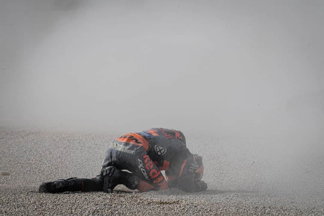 MotoGPさんのインスタグラム写真 - (MotoGPInstagram)「The #AlcanizGP 🏁 race ended way too early for @bradbinder and @jackmilleraus 💢😔 #RidersOK ✅ #MotoGP #Motorcycle #Crash #Motorsport #Racing #JM43 #BB33」10月29日 1時25分 - motogp