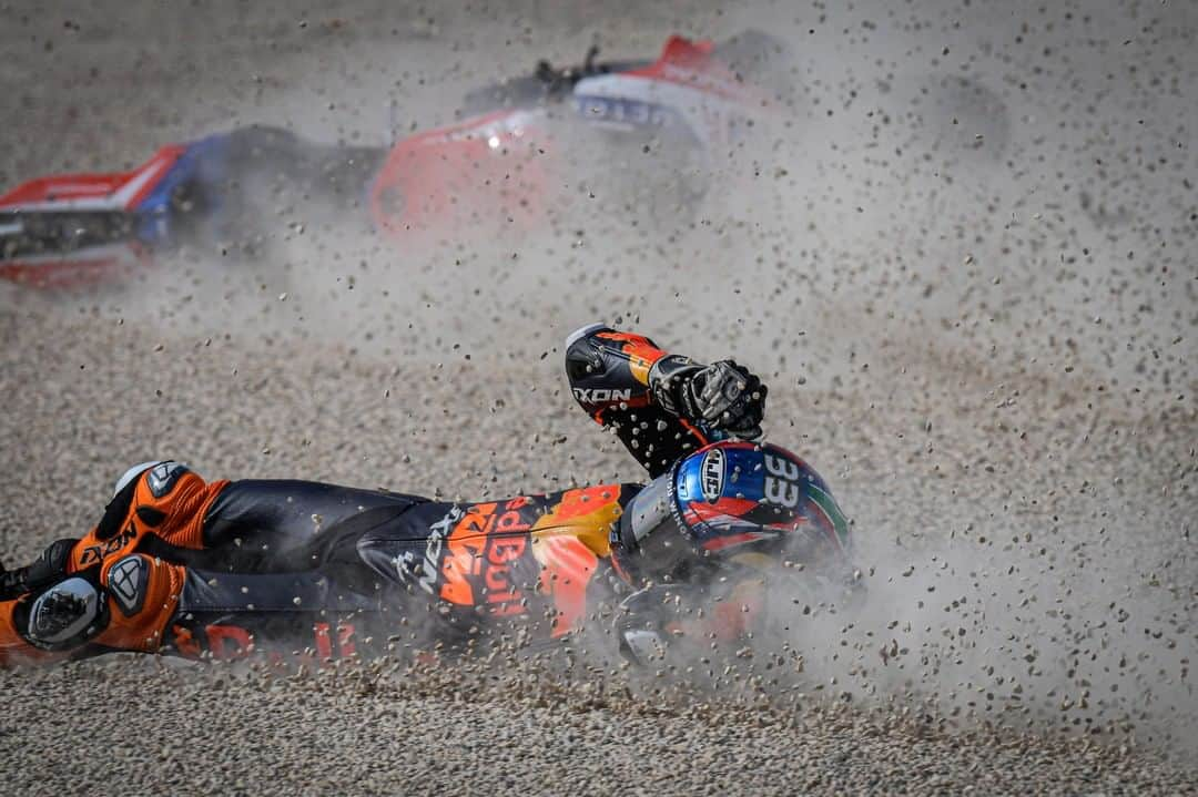 MotoGPさんのインスタグラム写真 - (MotoGPInstagram)「The #AlcanizGP 🏁 race ended way too early for @bradbinder and @jackmilleraus 💢😔 #RidersOK ✅ #MotoGP #Motorcycle #Crash #Motorsport #Racing #JM43 #BB33」10月29日 1時25分 - motogp