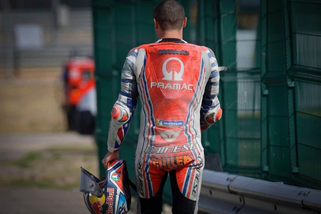 MotoGPさんのインスタグラム写真 - (MotoGPInstagram)「The #AlcanizGP 🏁 race ended way too early for @bradbinder and @jackmilleraus 💢😔 #RidersOK ✅ #MotoGP #Motorcycle #Crash #Motorsport #Racing #JM43 #BB33」10月29日 1時25分 - motogp