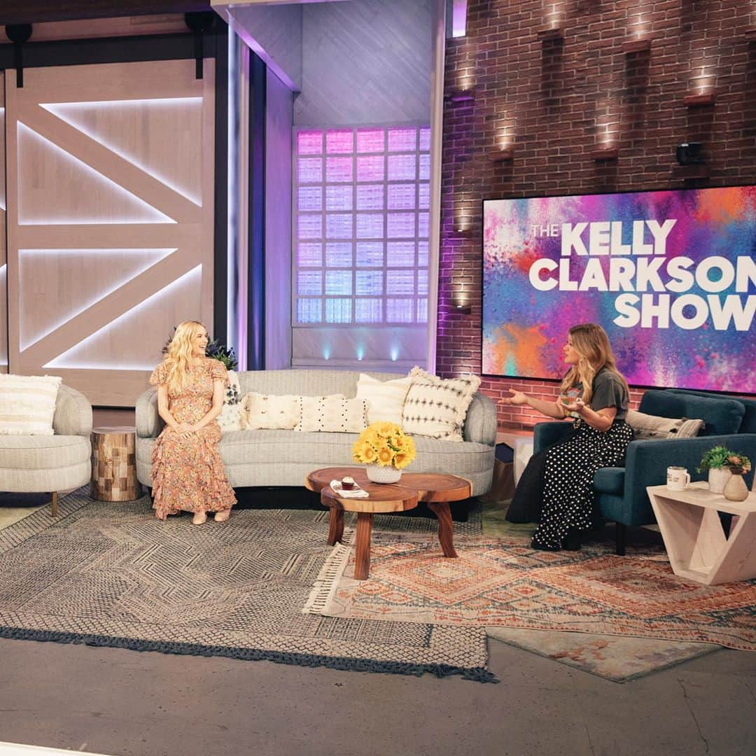 エマ・ロバーツさんのインスタグラム写真 - (エマ・ロバーツInstagram)「Catch me today on @kellyclarksonshow talking about my new movie #holidate which is on @netflix TODAY!! 💕🍿🌸」10月29日 1時27分 - emmaroberts