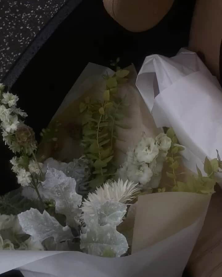 Mathilde Goehlerのインスタグラム：「Got to love the rain and fresh flowers」