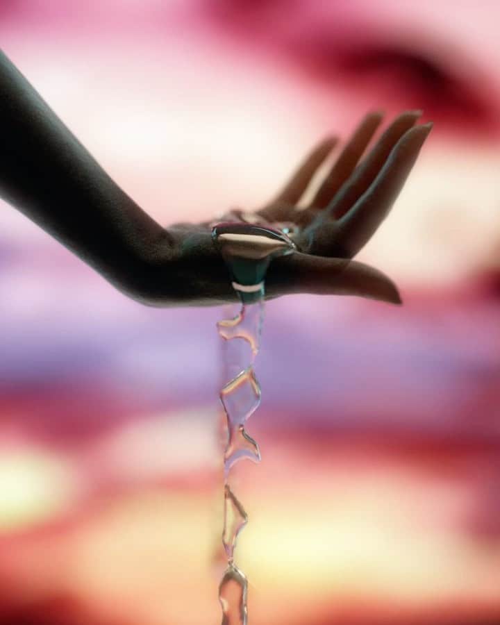 ウォントのインスタグラム：「A meditative space. Moving onward, finding meditation in motion, embracing both comfort and contemplation—these inner trips show us who we are as we observe the world we live in.  Discover our latest campaign featuring digital art by Amos Nzamba—link in bio.  #wantlesessentiels #worldofwant」