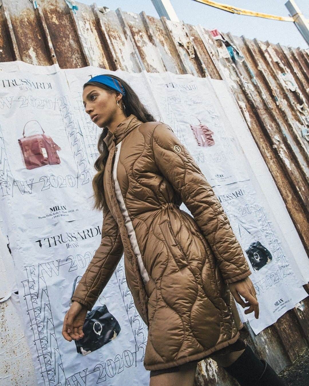 トラサルディさんのインスタグラム写真 - (トラサルディInstagram)「Puffer jacket but make it fashion!  #TrussardiPeople #Trussardi #puffer #coat #style #city #winter」10月29日 1時30分 - trussardi