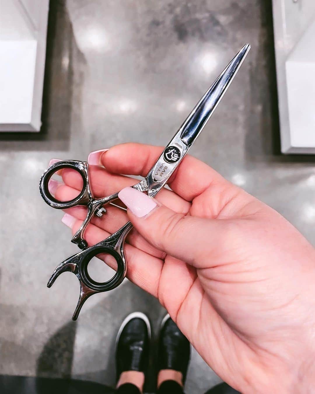 Sam Villaさんのインスタグラム写真 - (Sam VillaInstagram)「Show us your #swivels. ✨ "My @samvillahair swivel thumb shears have been an absolute game changer on my wrist. If u haven’t tried swivel I highly suggest it 🖤" - @a.raebeauty⠀ ⠀ #SamVilla SIGNATURE SERIES 6" SWIVEL SHEAR: Instead of forcing your arm into awkward and uncomfortable positions to get the right angles, this swivel shear keeps your wrist straight and your elbow down throughout every haircut. The shorter length is ideal for precision cutting techniques. Available on SAMVILLA.COM - $125 OFF!! ⠀ ⠀ Show off your #SamVillaShears and TAG US! #SamVillaHair @SamVillaHair」10月29日 1時34分 - samvillahair