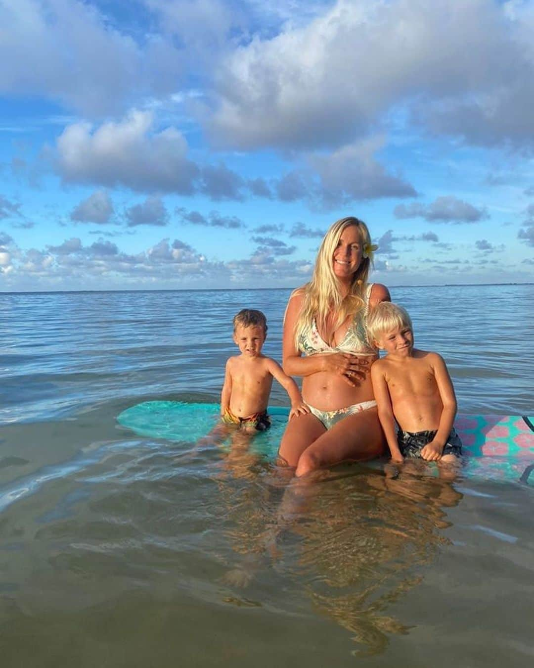 リップカールさんのインスタグラム写真 - (リップカールInstagram)「@BethanyHamilton is expecting her third grom next year! 👶🏼  ⠀⠀⠀⠀⠀⠀⠀ Last week we caught up with Bethany to find out how her pregnancy was going to far… safe to say she is not only a great surfer, but a supermom too. ⠀⠀⠀⠀⠀⠀⠀ Hit the link in bio to learn more.」10月29日 1時34分 - ripcurl