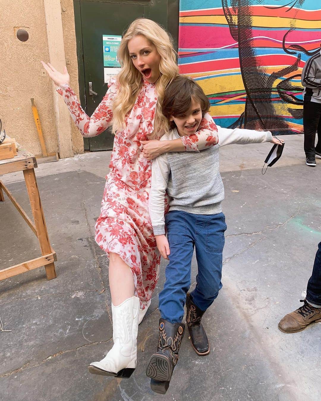 ベス・ベアーズのインスタグラム：「My tv son @hank_greenspan is officially a cowboy. Such a proud tv momma. @theneighborhood」
