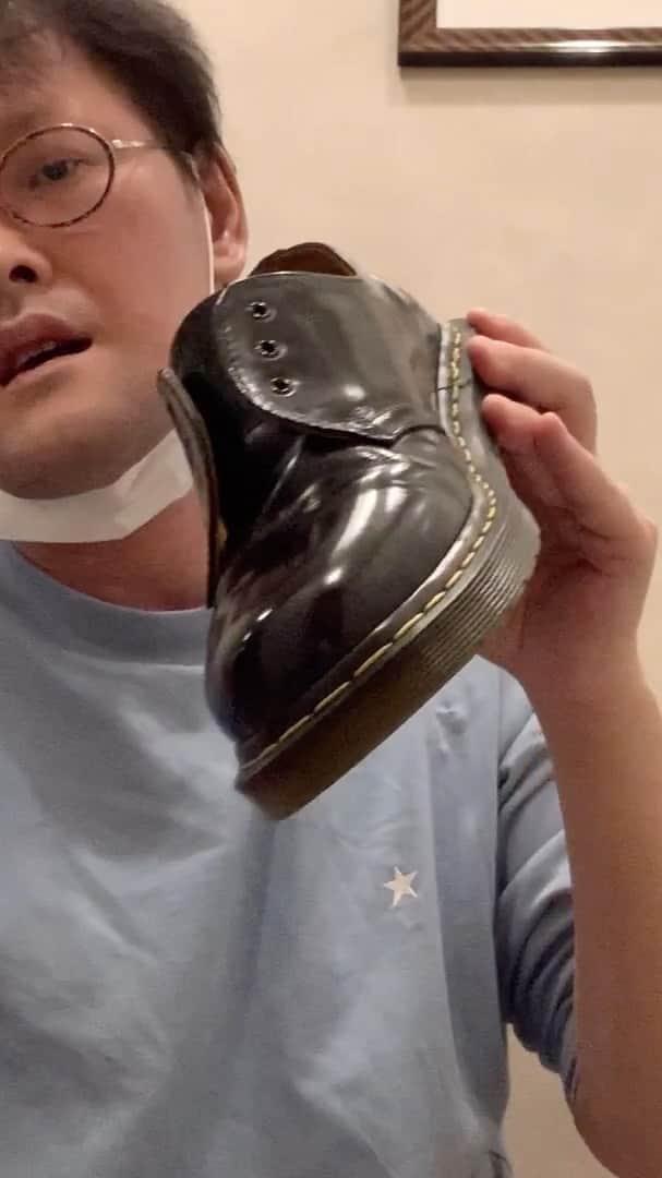 稲田直樹のインスタグラム：「革靴も革ゆうくらいやから人間の皮膚と同じ扱いせなあかんのちゃうんか？  #ドクターマーチン #革は皮膚 #洗顔と化粧したりいや」