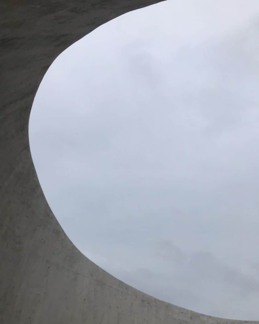 トームさんのインスタグラム写真 - (トームInstagram)「The meditation and observation space by #TadaoAndo at #CasaWabi reminds me so much of #AHoleToSeeTheSkyThrough by #YokoOno 1971」10月29日 1時49分 - tomenyc