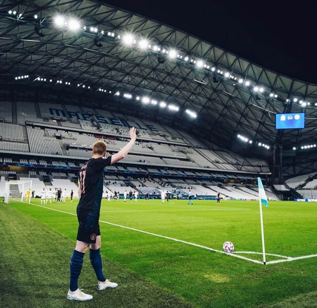 ケヴィン・デ・ブライネのインスタグラム：「Where should I put it? ⚽️」
