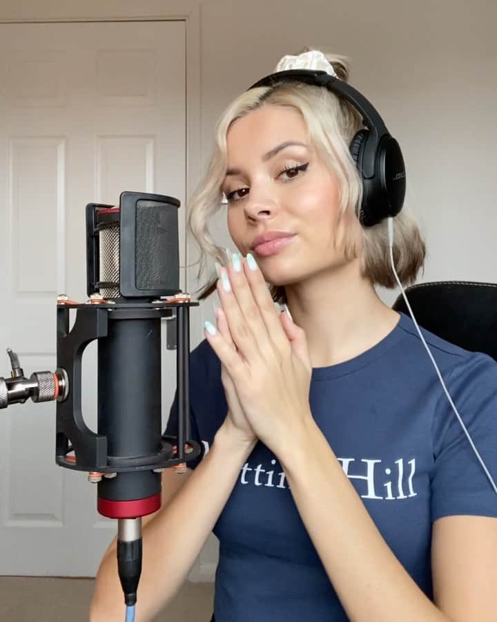 ニーナ・ネスビットのインスタグラム：「a song for the girl’s groupchat 🍸」