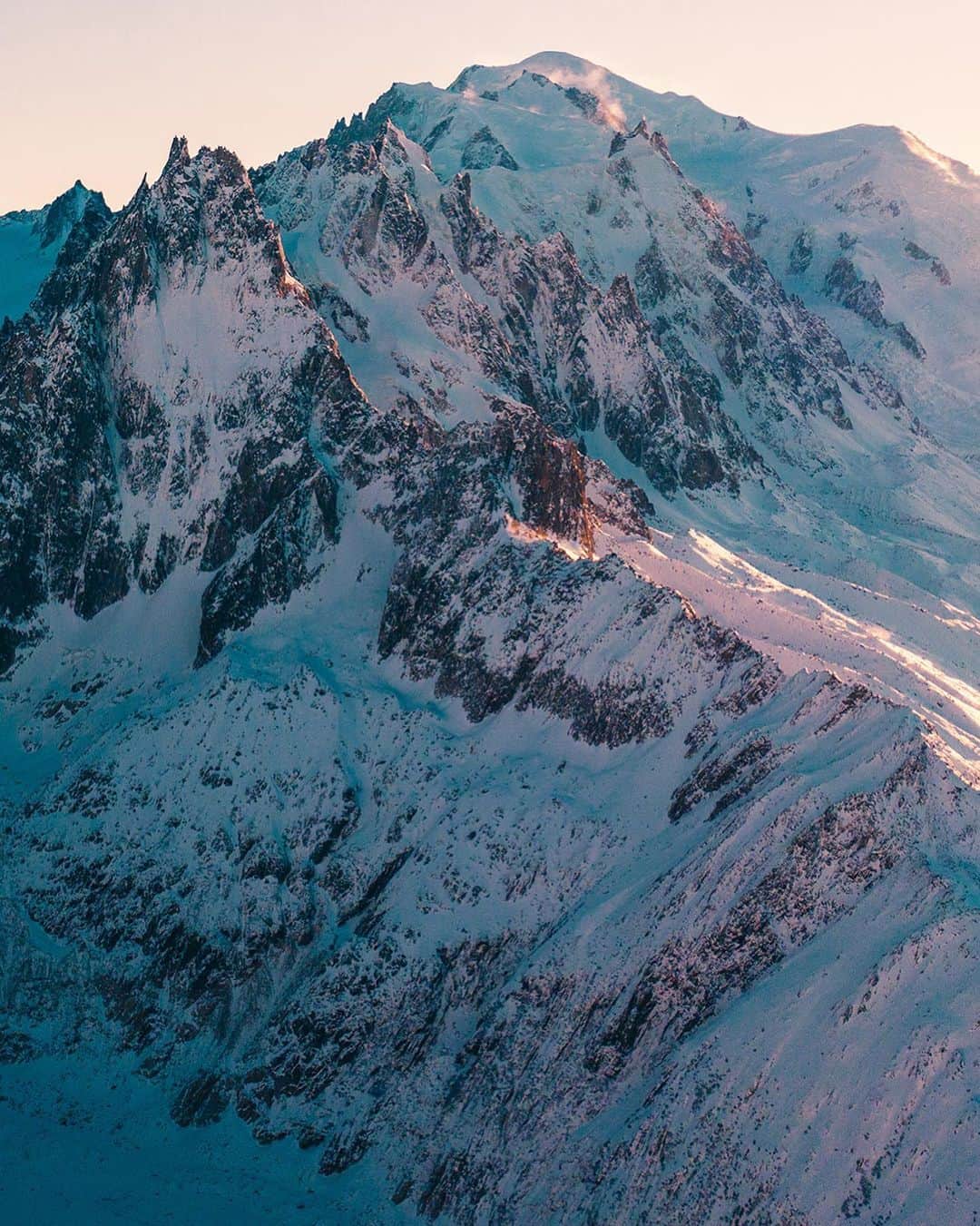 マウンテンハードウェアのインスタグラム：「Winterize with purpose. Designed deliberately for the back-, side-, or frontcountry, each style in our new Snowsports Collection is constructed to optimize movement specific to your zone. Photo: @mathis_dumas.」