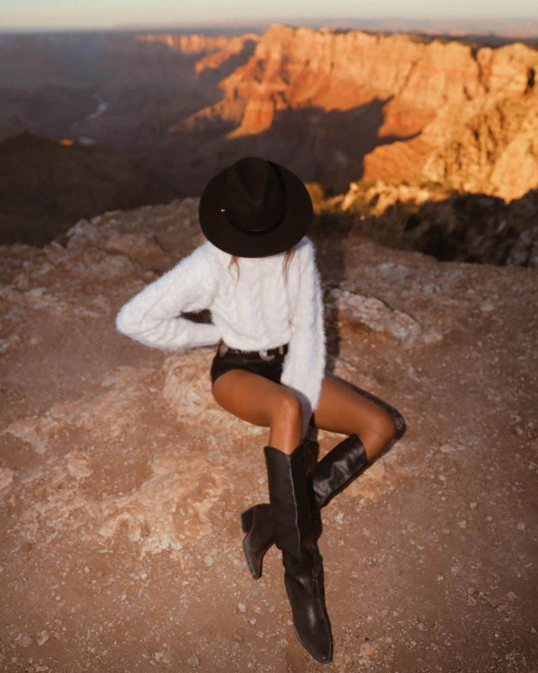 ジュリー・サリニャーナさんのインスタグラム写真 - (ジュリー・サリニャーナInstagram)「Sunset watching at Grand Canyon! 🌄  wearing @lpa sweater @revolve #campREVOLVE」10月29日 1時51分 - sincerelyjules