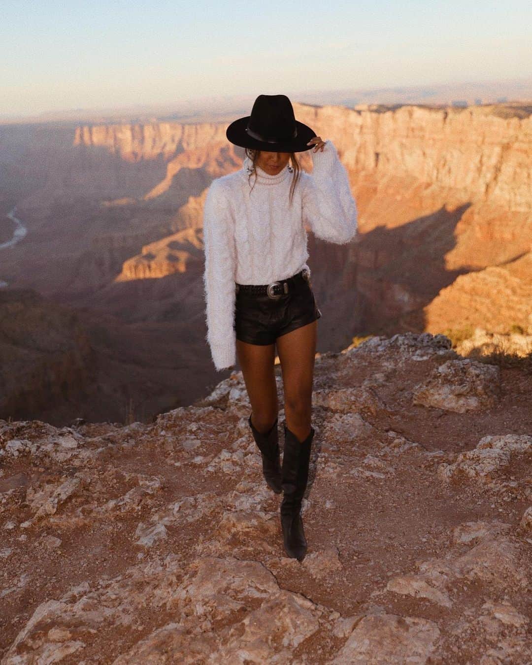 ジュリー・サリニャーナさんのインスタグラム写真 - (ジュリー・サリニャーナInstagram)「Sunset watching at Grand Canyon! 🌄  wearing @lpa sweater @revolve #campREVOLVE」10月29日 1時51分 - sincerelyjules