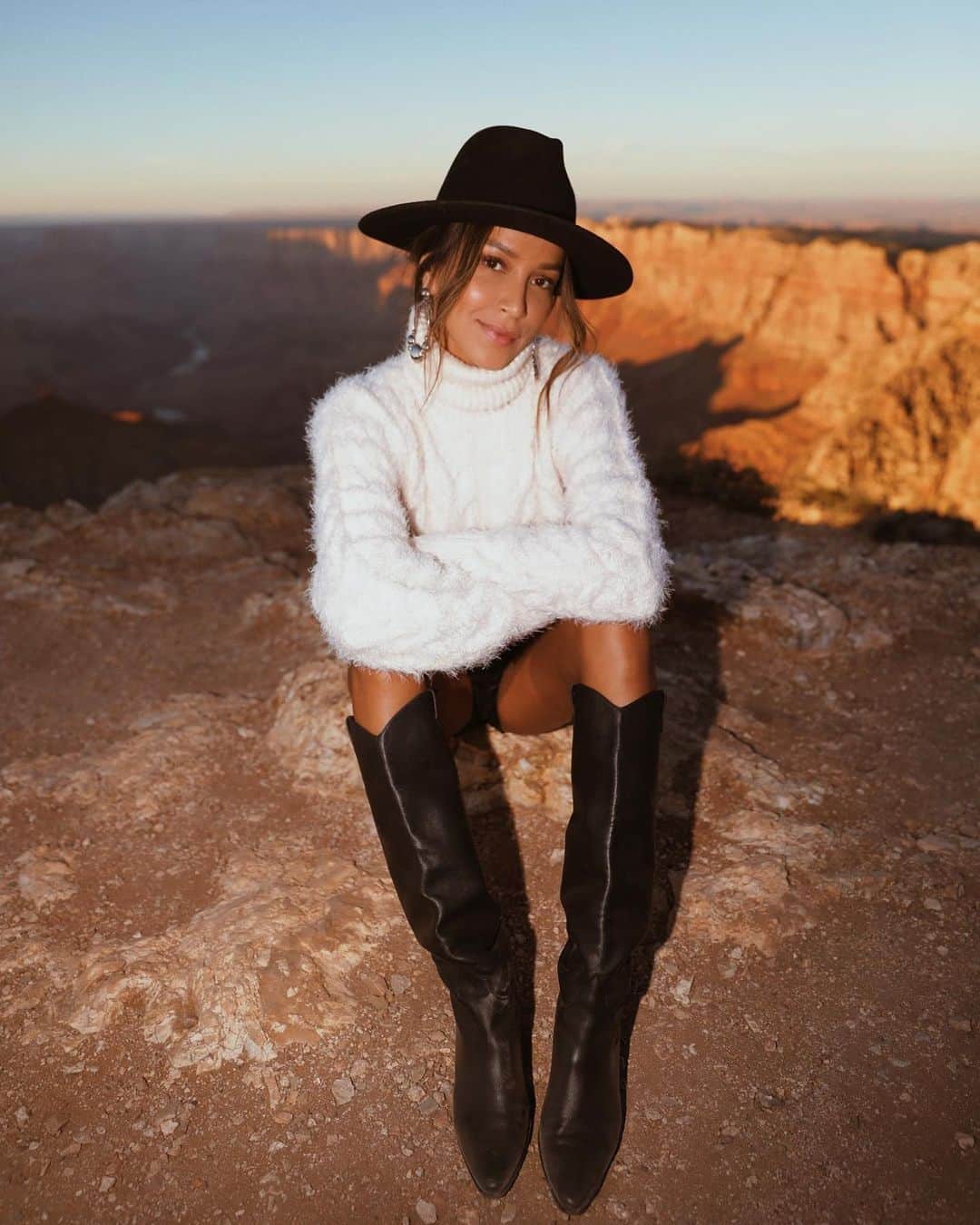ジュリー・サリニャーナのインスタグラム：「Sunset watching at Grand Canyon! 🌄  wearing @lpa sweater @revolve #campREVOLVE」