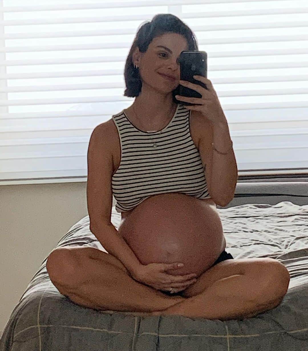 ステファニー・ブリットのインスタグラム：「Um espelho embaçado, uma barriga prestes a explodir e um neném q não quer sair do forninho de jeito nenhum! 🙋🏻‍♀️ #vemenrico」