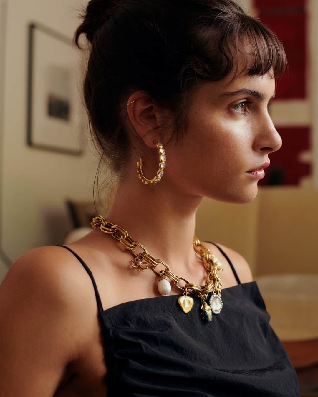 グーセンス パリのインスタグラム：「TALISMAN multi charm necklace and MINI CABOCHONS loops earrings. . . @prunepauchet shot by @sashamarro and styled by @smala.paris」