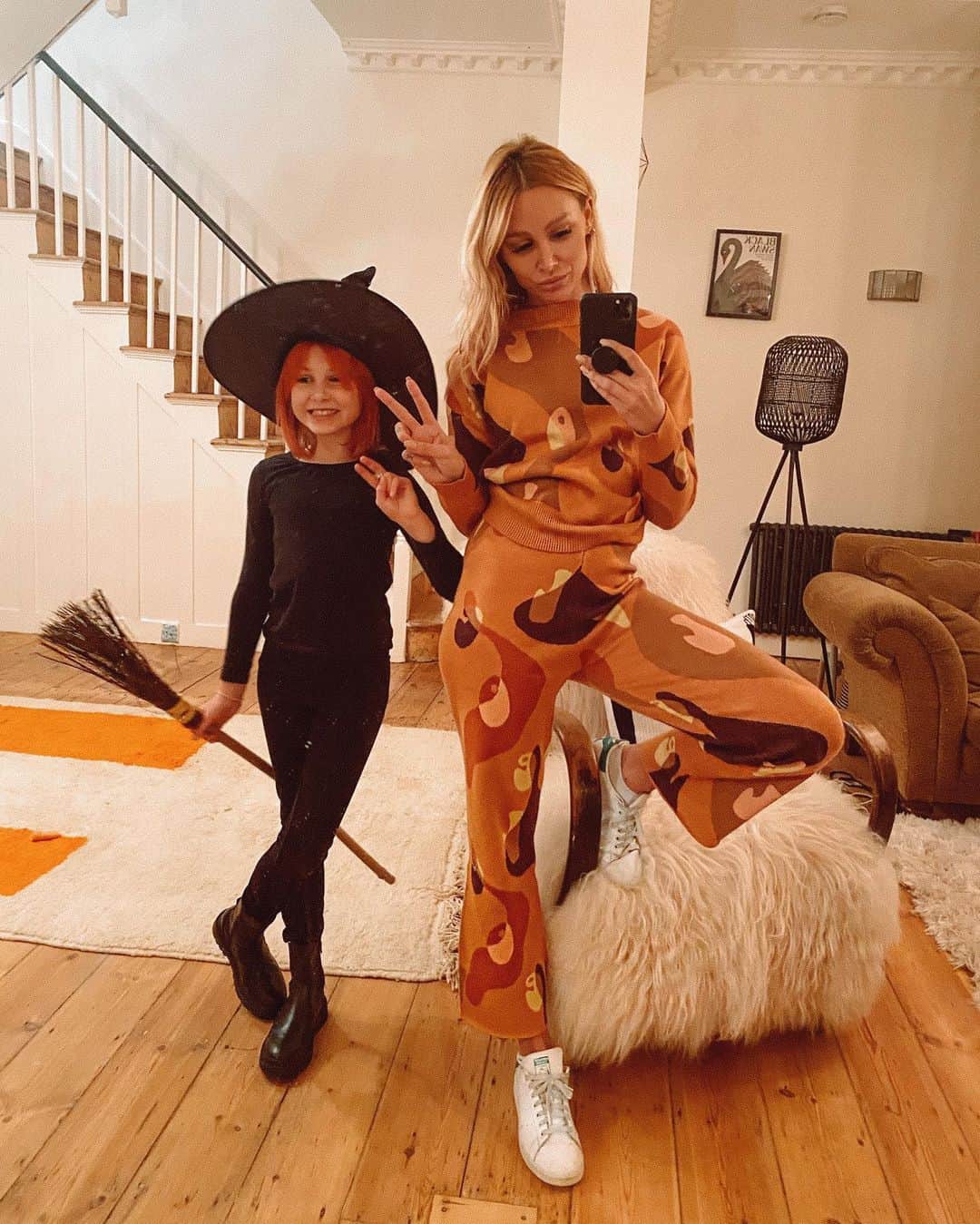 ルー・ティーズデールのインスタグラム：「We’ve been witches today ✝️」