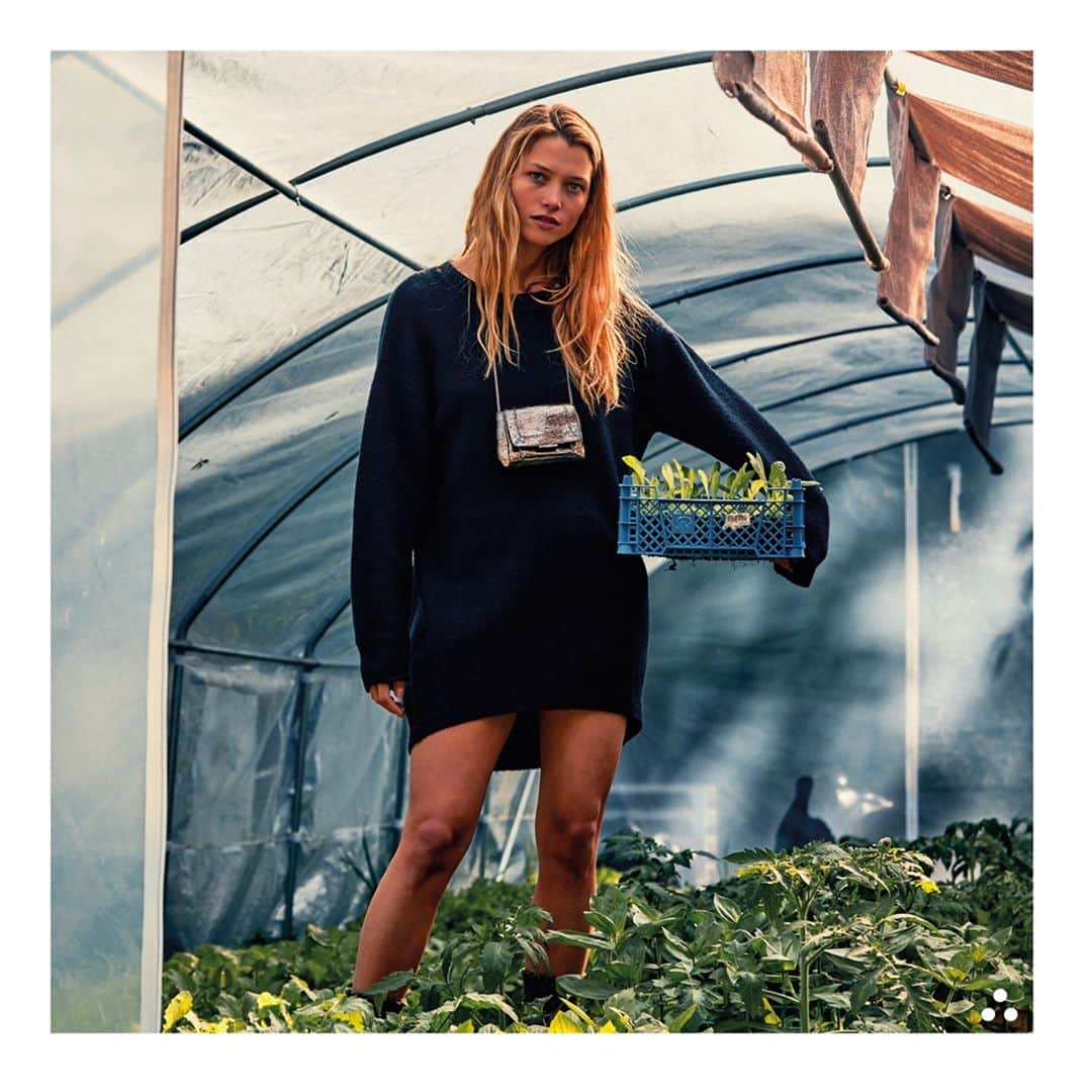 のインスタグラム：「Gardening but make it fashion #JeromeDreyfussLulu . . Art Direction & Photo @germainchauveau Style @claire_dhelens Model @hanajirickova #jeromedreyfuss #lulu #jeromedreyfusslulu  #rootsdeluxe #aw20」