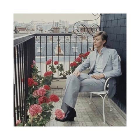 のインスタグラム：「Two things that make us want to dance, Bowie and flowers⁠ We love them both ⁠ 🌹👩‍🎤 💗⁠」