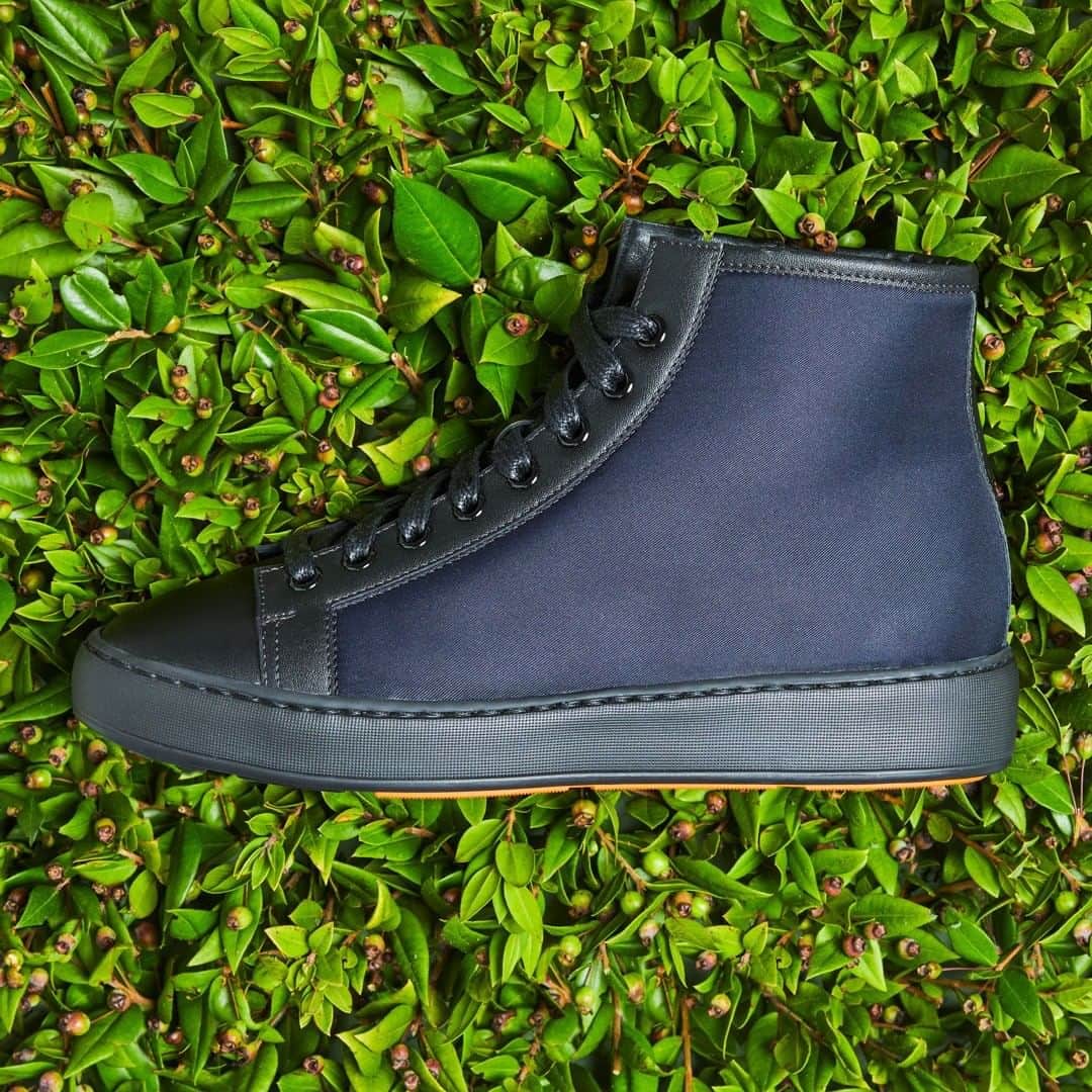 サントーニのインスタグラム：「SANTONI RETHINK ♻️ consists of sneaker designs for men and women; all the elements of true style but with low impact materials. Discover more about the materials used at the link in Bio...   #Santoni #SantoniRethink #MadeinSantoni」