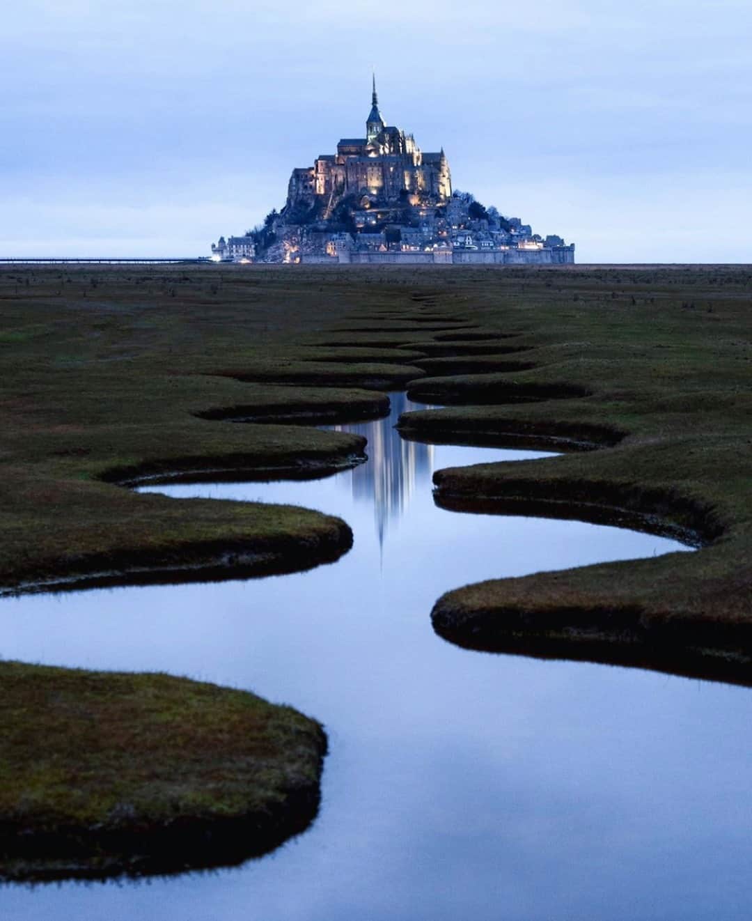 Earth Picsさんのインスタグラム写真 - (Earth PicsInstagram)「Le Mont-Saint-Michel 🏰Have you ever been? Photo by @cosmokoala」10月29日 2時01分 - earthpix