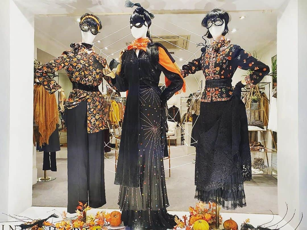 キャロライン チャールズさんのインスタグラム写真 - (キャロライン チャールズInstagram)「Halloween has arrived at Caroline Charles 🕸 Our flagship store windows at Beauchamp Place, Knightsbridge. Wishing you all a safe and Happy Halloween 🎃   #halloween #flagship #flagshipstore #beauchampplace #london #knightsbridge #fashion #britishfashion #fashionstyle #ladieswear #luxury #luxuryfashion #womenswear #luxurylifestyle #aw20  #autumnwinter #happyhalloween」10月29日 2時02分 - carolinecharleslondon