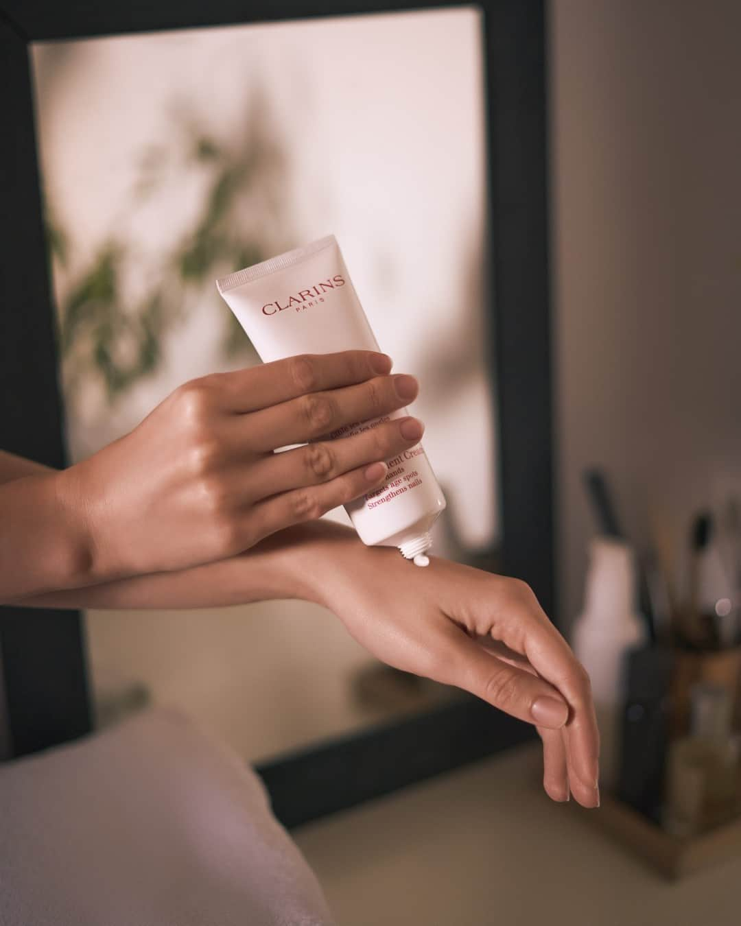 ClarinsUKさんのインスタグラム写真 - (ClarinsUKInstagram)「Between the constant hand-washing and dehydrating sanitiser, it's likely your hands and nails could do with some TLC.  Our luxurious Hand and Nail Treatment Cream - with soothing Sesame Oil and fortifying Japanese Mulberry extract - forms a protective ‘glove’ that shields hands from the elements.  As featured in @bazaaruk as one of 'The 15 best hand creams to try now' ❤️」10月29日 2時03分 - clarinsuk