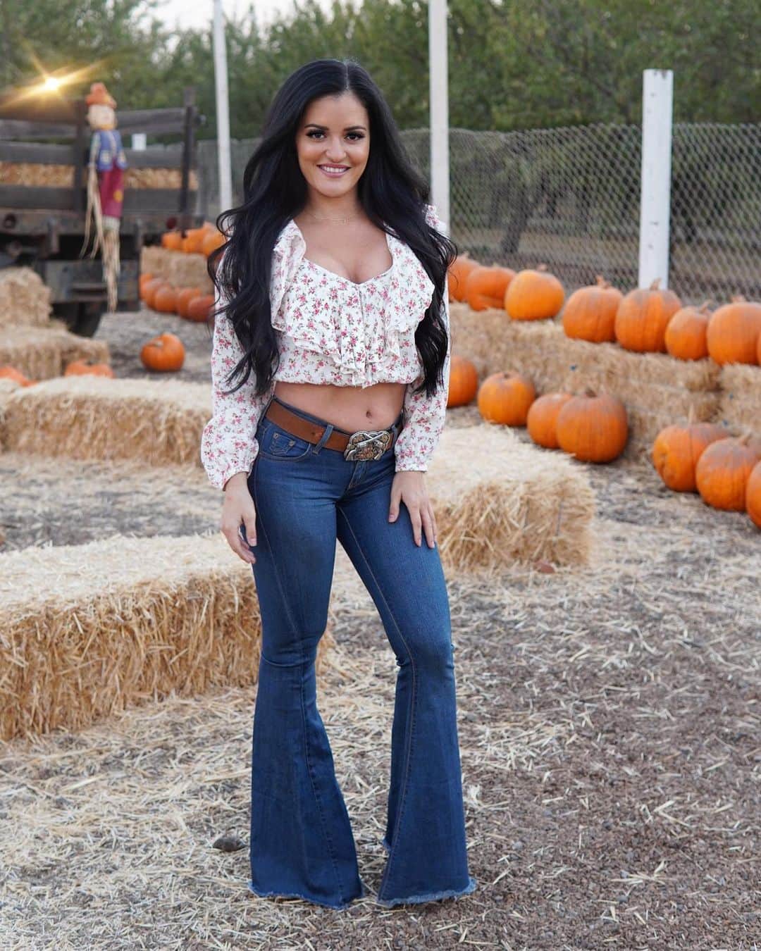Jessica Arevaloのインスタグラム：「Picture 1 or 2? - I was pretty insecure getting into these jeans because they hardly fit and were so tight. The last time I tried them on they were too big! It’s honestly nothing I’ve ever experienced before but at the end of the day I’ve never been more happy with my body because mentally I feel good and that’s where it all starts!  - Just want to be real with y’all that I too have struggles with my 15lb weight gain but it doesn’t mean I have to hate my body or beat myself up about it!🥰 Instead I choose to be grateful for my body and all the good it does for me no matter what stage it’s in.💯 - I was happy to get out and make it to the pumpkin patch finally with my fur babies! Hope everyone has a great Wednesday!😉」
