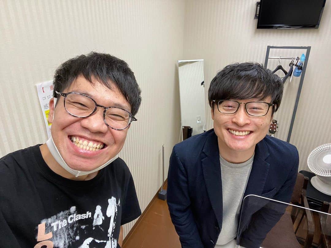 岡下雅典のインスタグラム：「和牛さんのトークライブ呼んでもらいました💋 いつも水田さんなので今日はけんしろうさんとツーショット❤️ ライブ終わりはもちろんいつも通り水田さんにご飯連れて行ってもらいました💋 もちろん山添もいました💋」