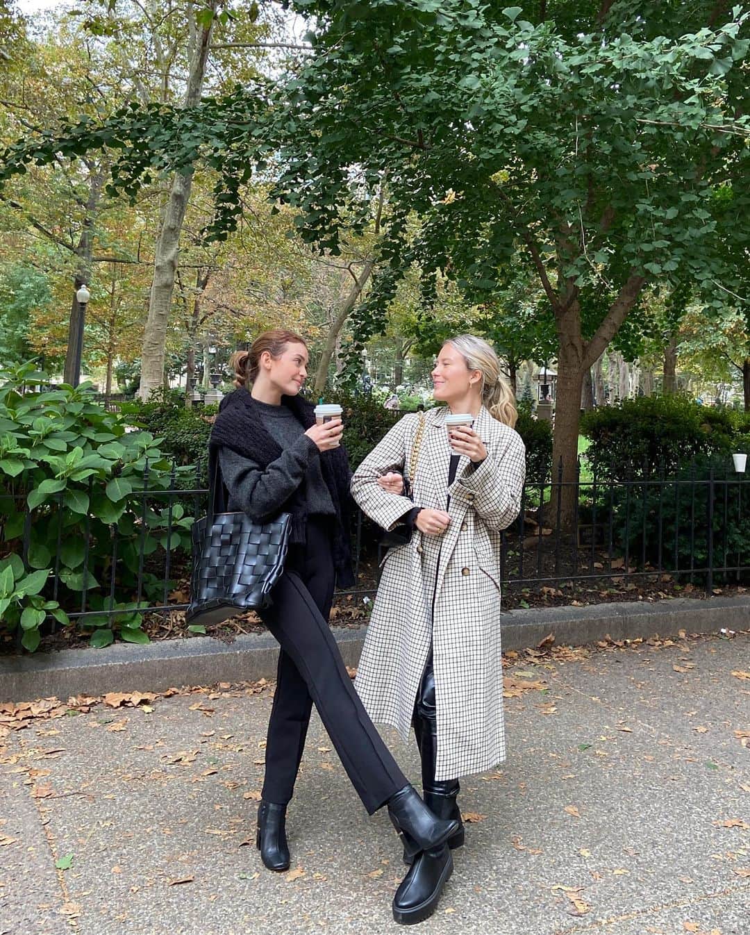Kelsey Simoneさんのインスタグラム写真 - (Kelsey SimoneInstagram)「Rory and Paris out and about 🌧」10月29日 2時03分 - k.els.e.y