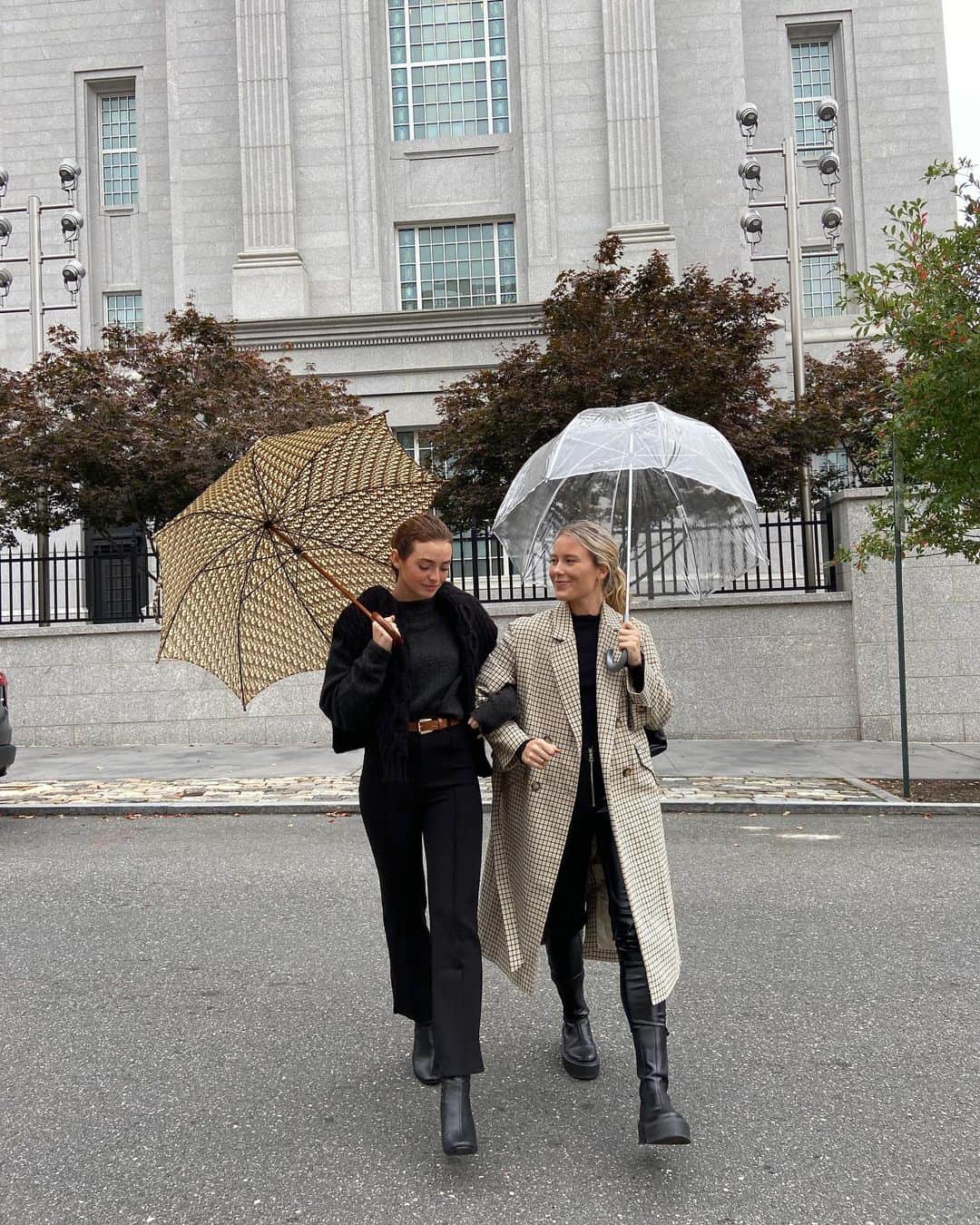 Kelsey Simoneのインスタグラム：「Rory and Paris out and about 🌧」
