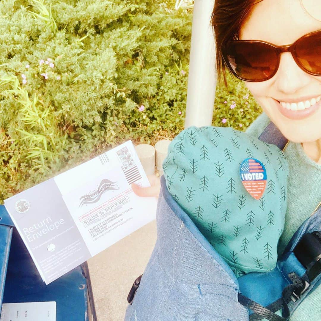 マギー・グレイスさんのインスタグラム写真 - (マギー・グレイスInstagram)「🚨No time like the present to return your ballot ! 🚨 @USPS is not guaranteeing delivery by Election Day, so if there’s an official ballot dropbox near you, of course that’s the best option; because I’m working out of state, it was mail for me! 🗽💌🗳#makeavotingplan #areyourfriendsvoting #morekindnesslessmalarkey!」10月29日 2時05分 - maggiegrace